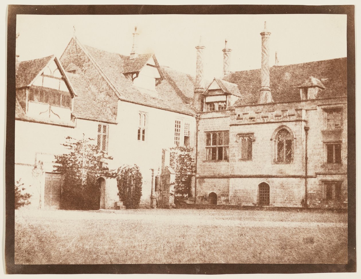 [Pohjoisen sisäpihan kaakkoiskulma, Lacock Abbey] tekijältä William Henry Fox Talbot