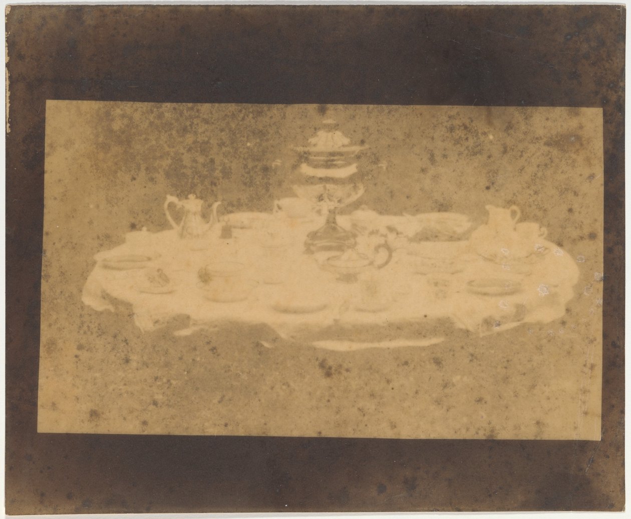 Tisch gedeckt für Tee tekijältä William Henry Fox Talbot