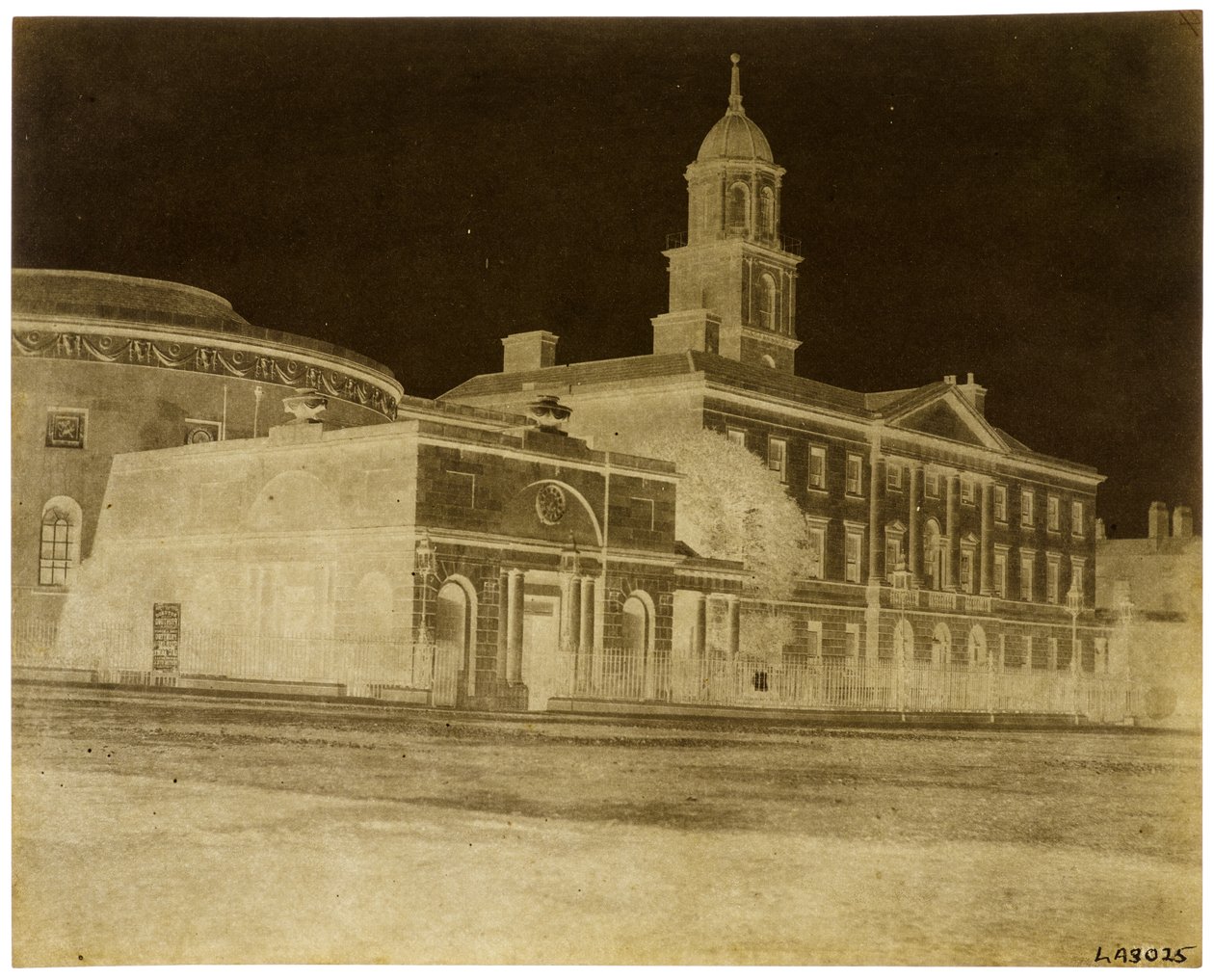 Makuusairaala ja uudet kokoushuoneet Rotundan kanssa, Dublin (paperinegatiivikamera) tekijältä William Henry Fox Talbot