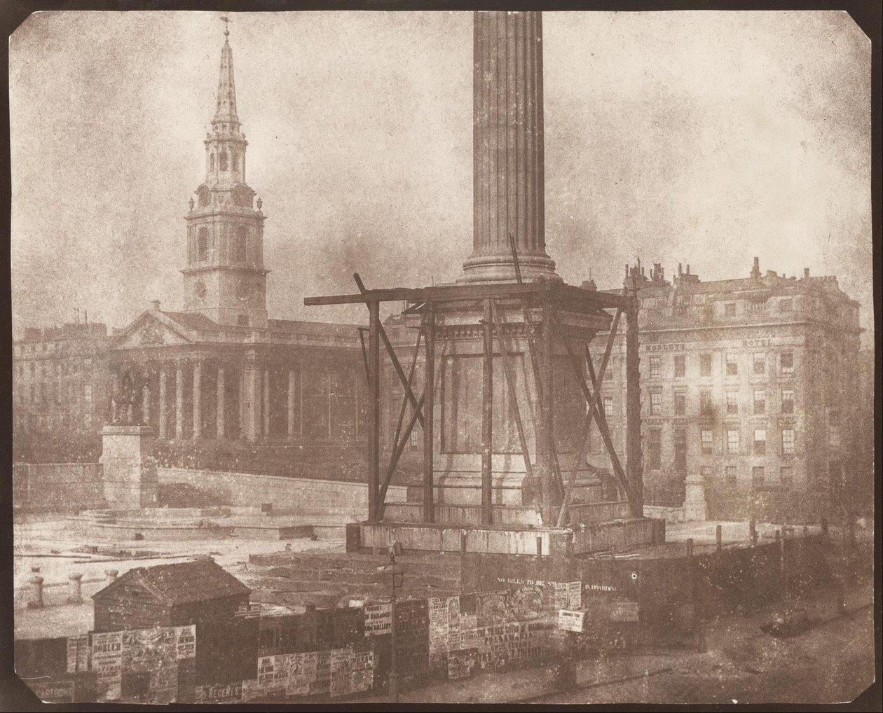 Trafalgar Squaren Nelsonin pylväs rakenteilla tekijältä William Henry Fox Talbot