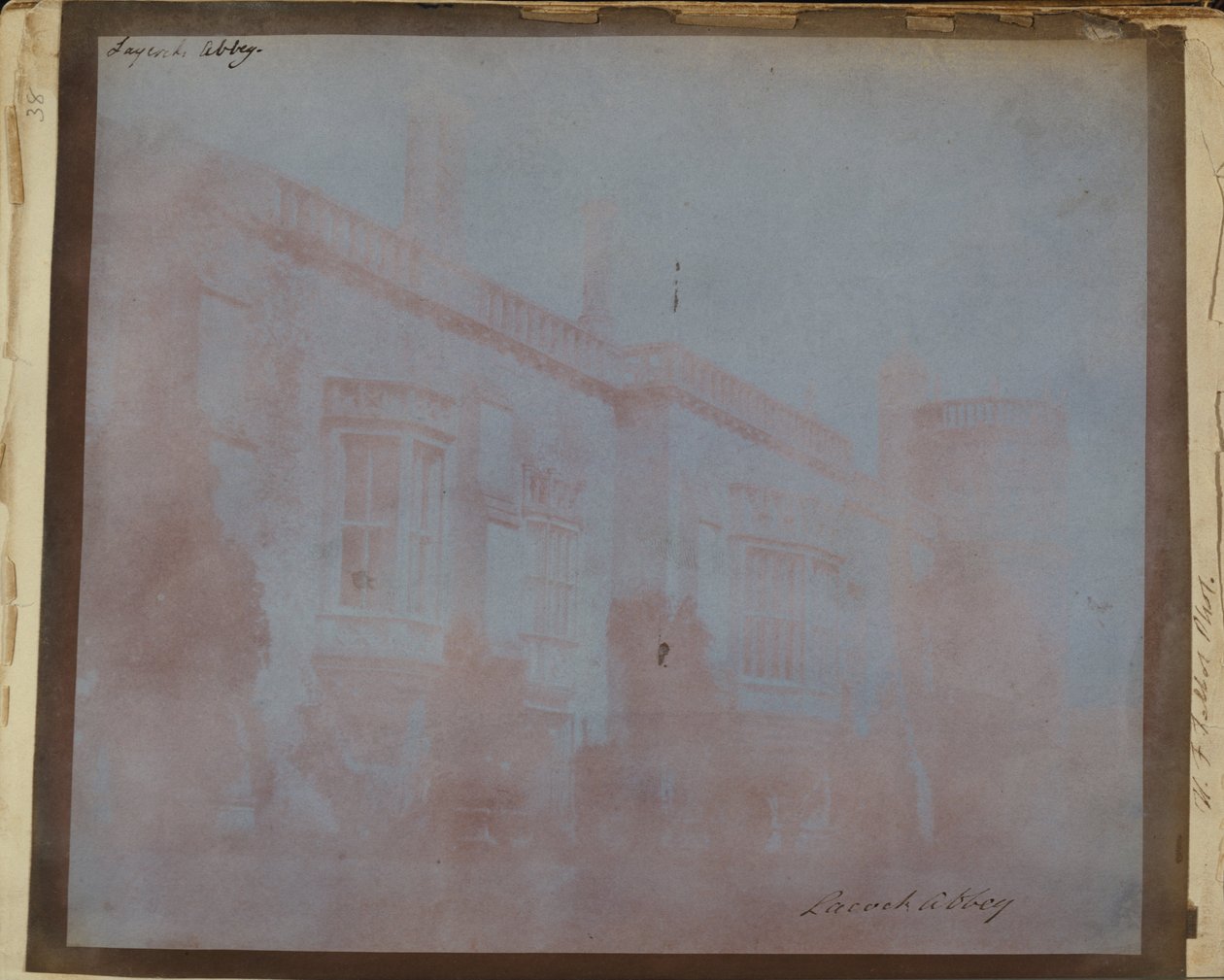 Lacockin luostarin eturintama ja Sharingtonin torni tekijältä William Henry Fox Talbot