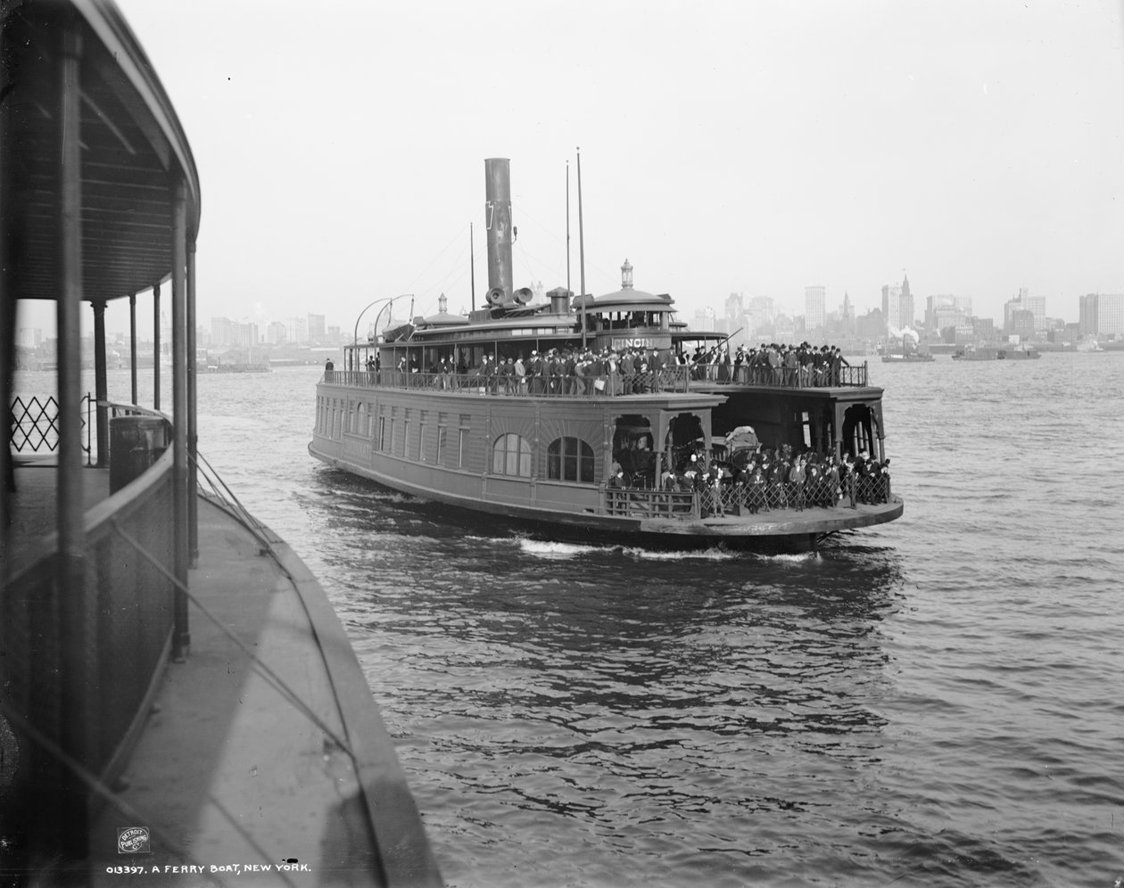 Lautta, New York, n. 1900 (b/w kuva) tekijältä William Henry Jackson