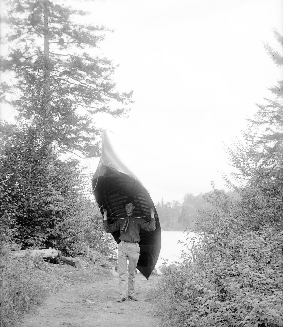 Kanootin kantaminen Adirondack-vuorilla tekijältä William Henry Jackson