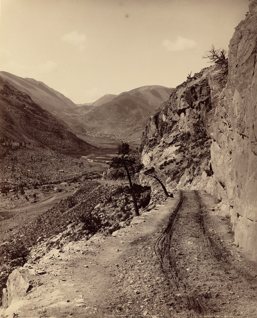 [Georgetown, Colorado, Democratic Mountainilta nähtynä] tekijältä William Henry Jackson