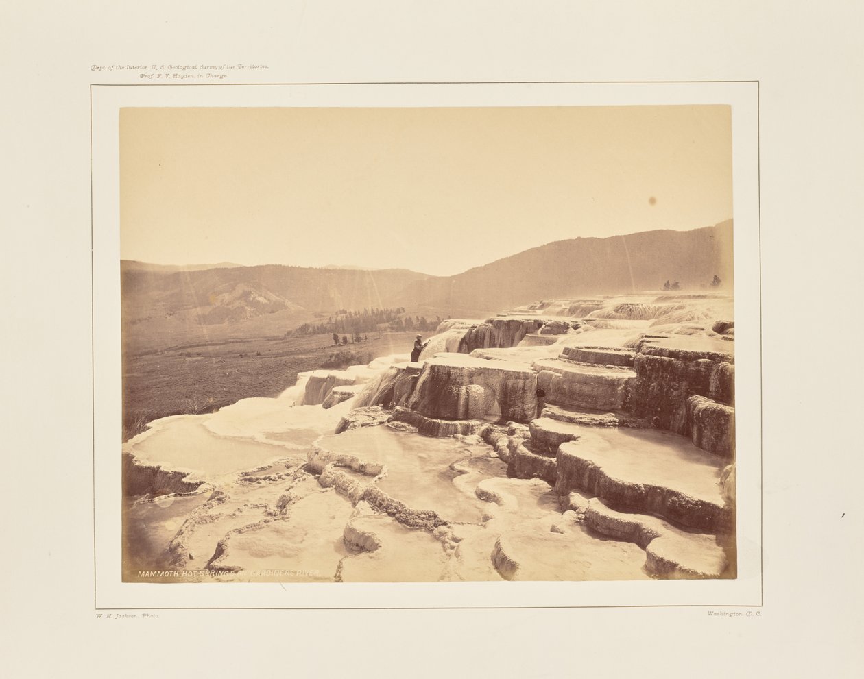 Mammoth Hot Springs Gardinerjoen varrella tekijältä William Henry Jackson