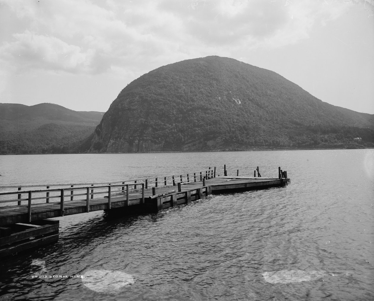 Storm King Mountain, New York, n. 1880-1897 tekijältä William Henry Jackson