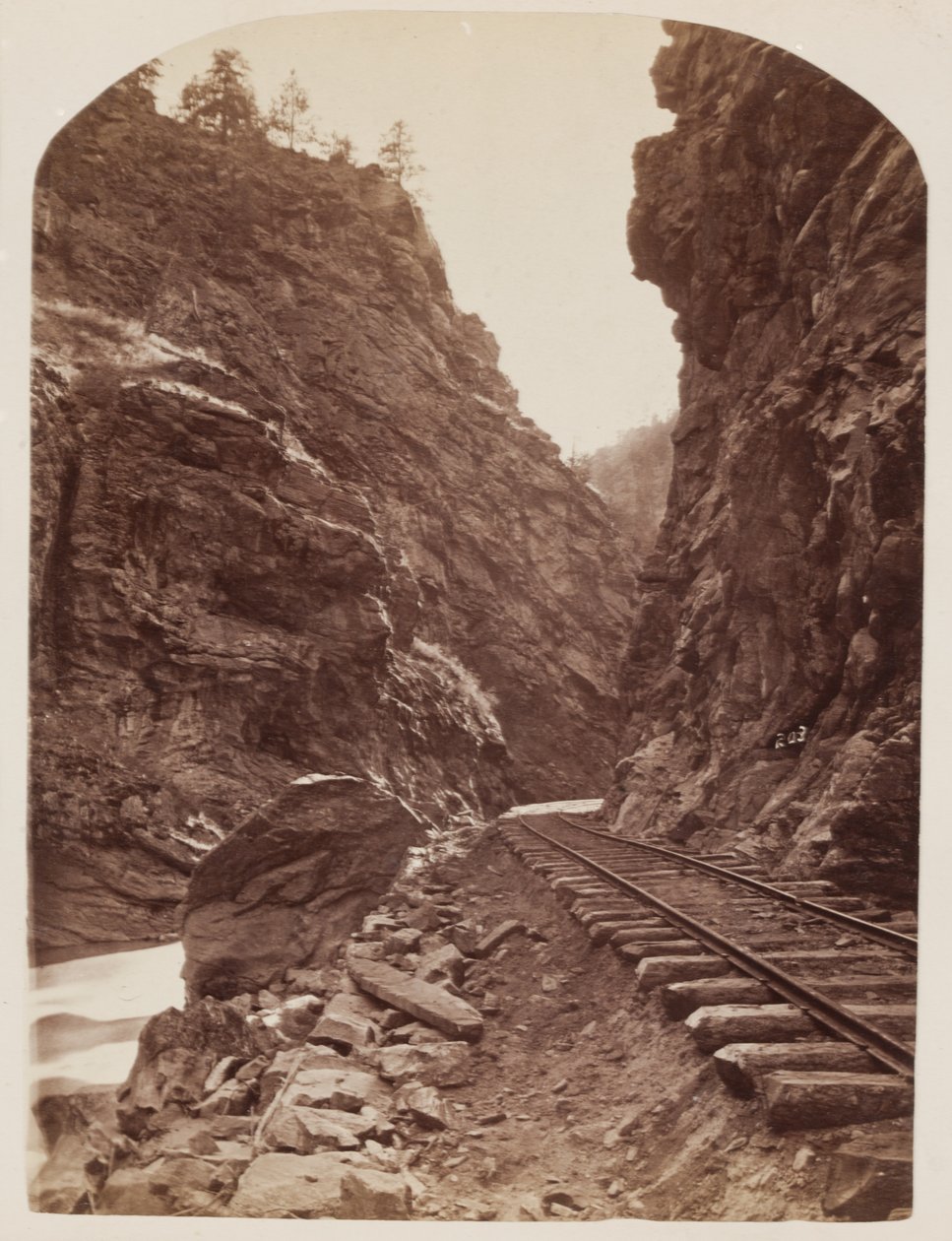 Näkymä Railroadista Kalliovuorilla, n. 1865 (albumiiniprintti märästä kolloodionegatiivista) tekijältä William Henry Jackson