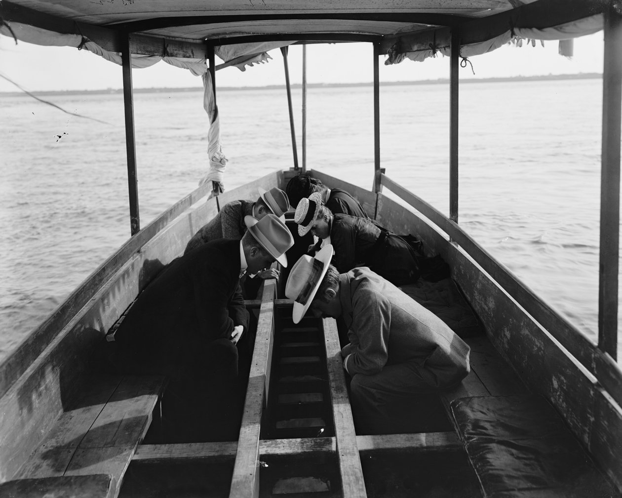 Meripuutarhojen katselu veneen pohjan läpi, Nassau, Bahama, 1900 tekijältä William Henry Jackson