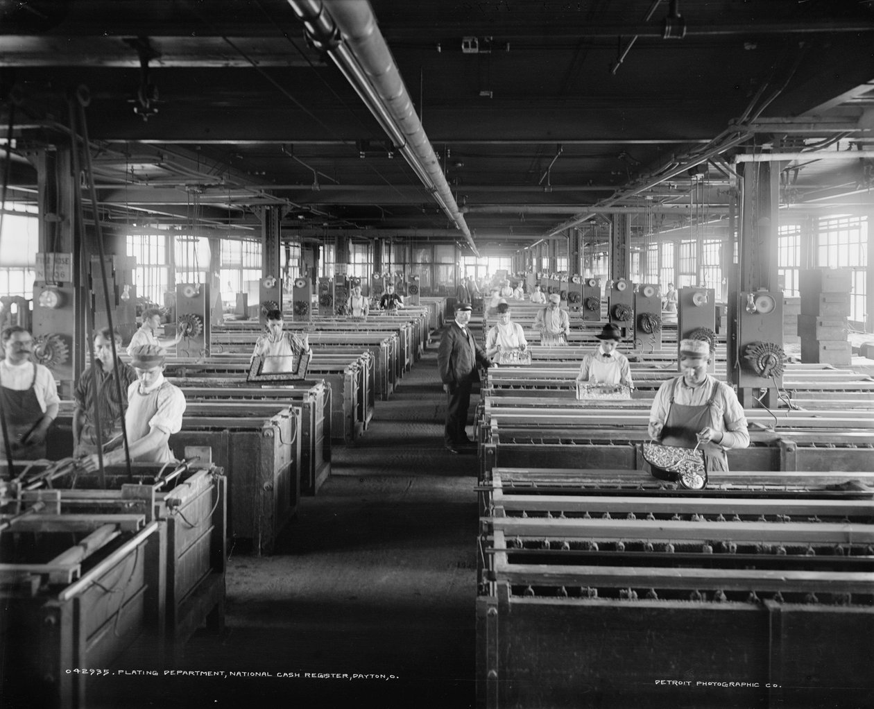 Workers in Plating Department, National Cash Register Company, Dayton, Ohio, USA, n. 1902 (b/w kuva) tekijältä William Henry Jackson