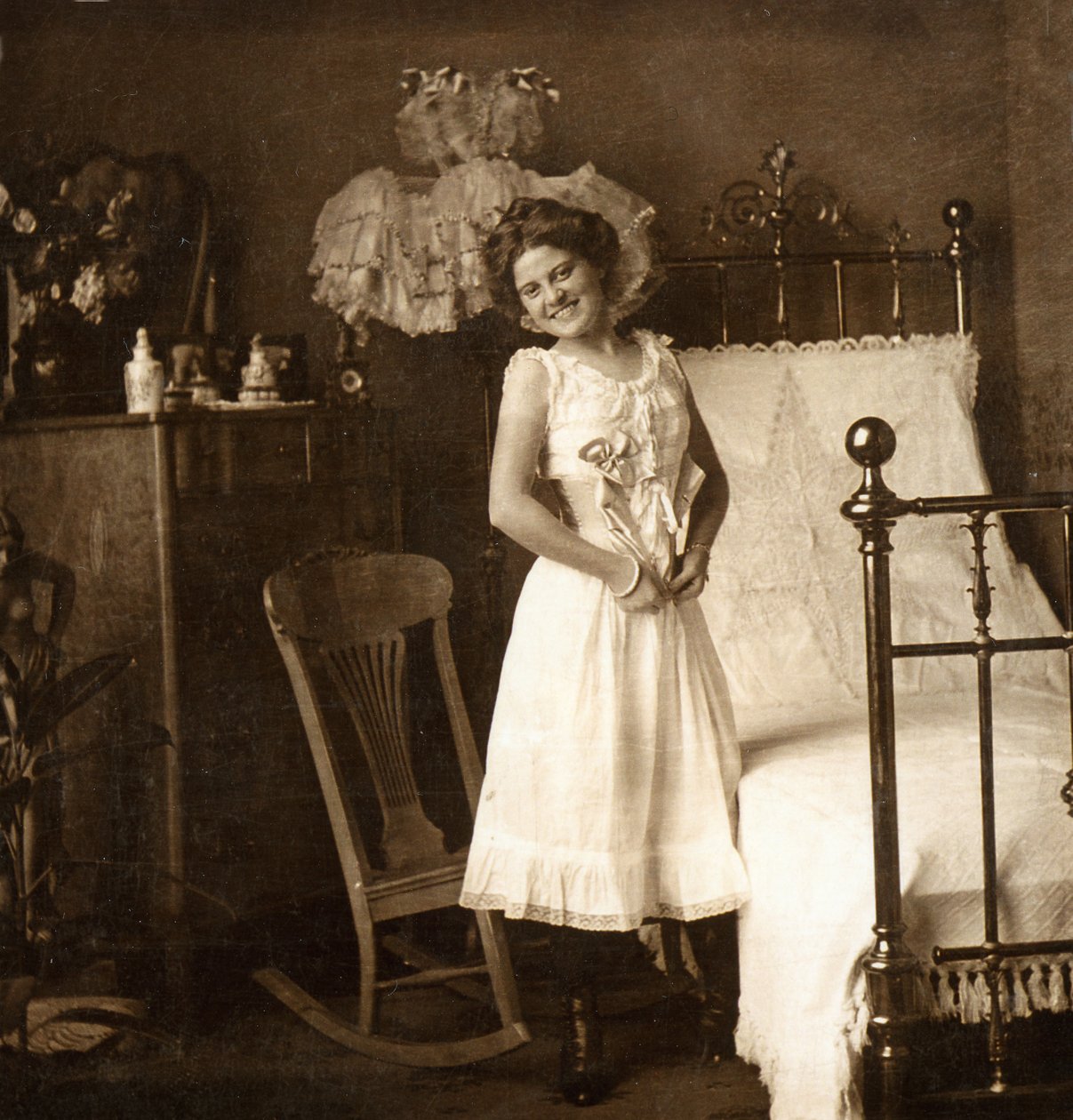 "Oh That Corset" "Oopperan jälkeen", n. 1900 (seepiakuva) (katso myös 473262) tekijältä William Herman Rau