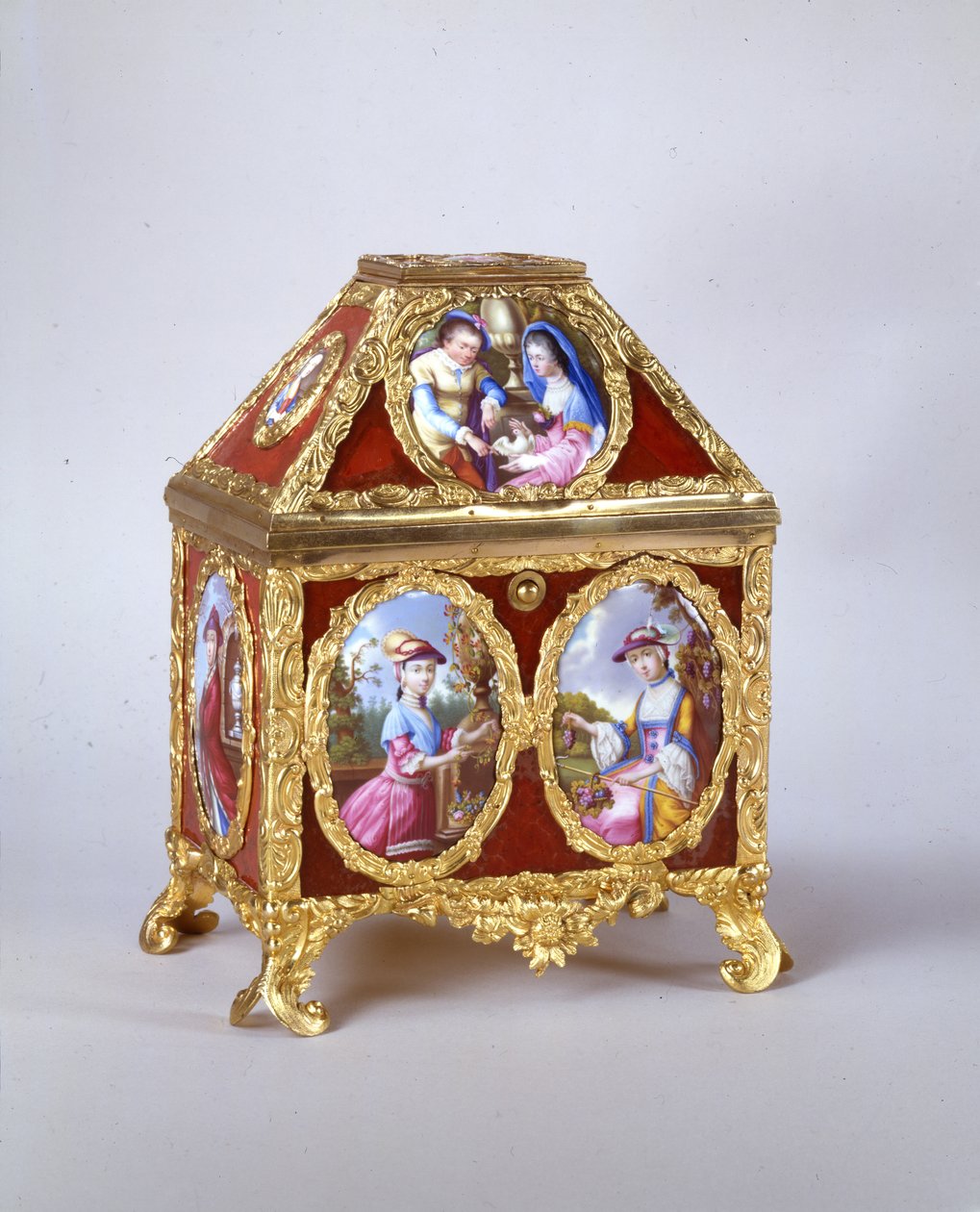 George III -arkku, jossa on James Coxin tapainen reunakello, n. 1770 (kullattu metalli, emali ja verre-eglomise) (katso myös 741846) tekijältä William Hopkins Craft