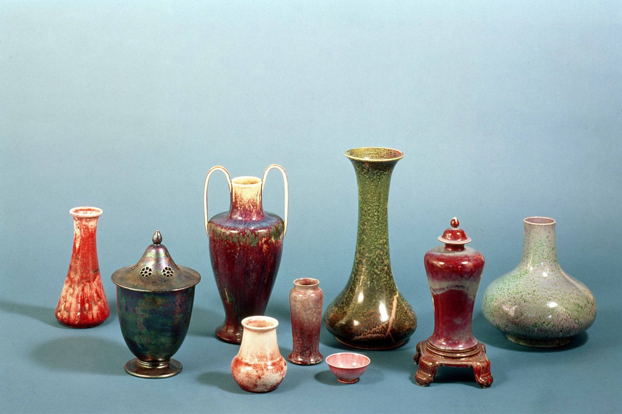 Ryhmä fajanssimaljakoita ja -kulhoja, jotka on valmistettu Ruskin Potterysta, 1898-1935 (keramiikka) tekijältä William Howson Taylor