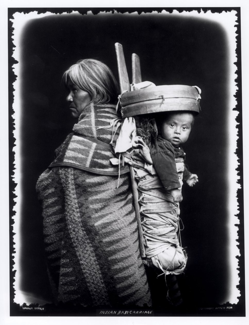 Navajo-nainen kantoi papoosea selässään, n. 1914 (bw kuva) tekijältä William Carpenter