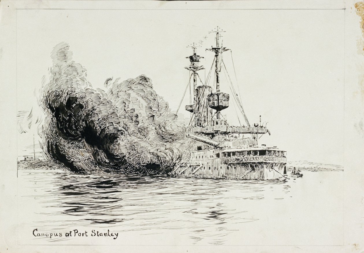HMS "Canopus" Port Stanleyssä ampumassa Falklandinsaarten taistelun avauslaukauksia, 8. joulukuuta 1914 (tussi ja tussi, mustalla tussilla, kortilla). tekijältä William Lionel Wyllie