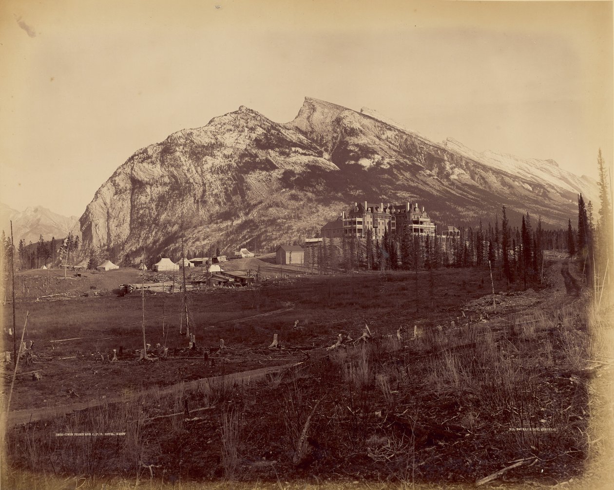 Twin Peaks ja C.P.R. Hotel, Banff tekijältä William McFarlane Notman