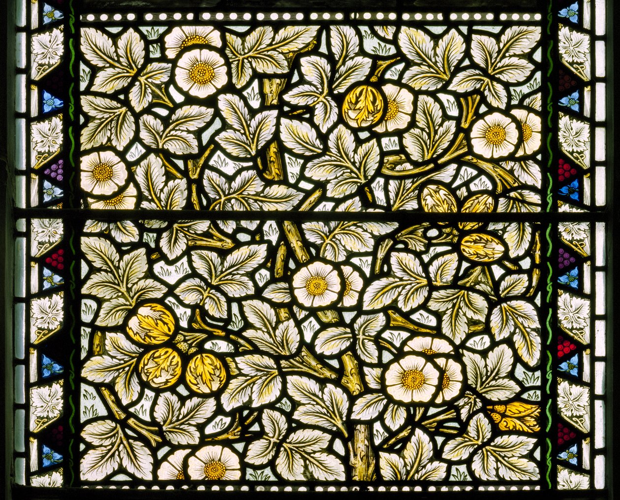 Kirkcaldy Old Kirk, Morris & Co., William Morris, Wild Roses & Hazelnuts, 1886 tekijältä William Morris