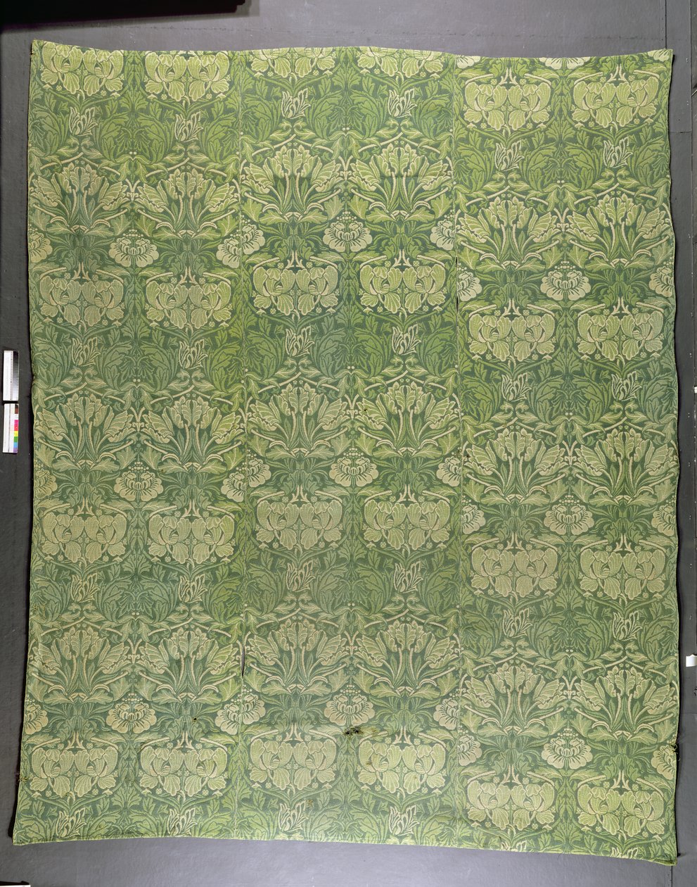 "Tulip"-kangassuunnittelu (kuvakudos) tekijältä William Morris