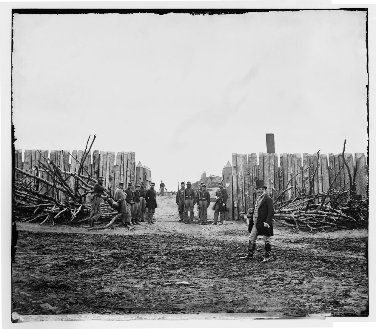 Fort Corcoranin takasisäänkäynti Arlington Heightsin huipulla, Virginia, talvi noin 1862. tekijältä William Morris Smith