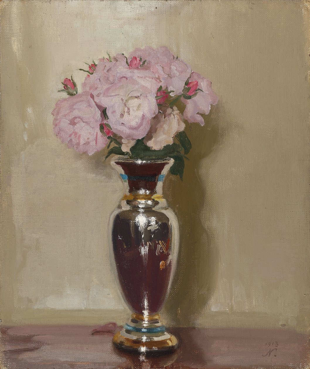 Vaaleanpunaisia ruusuja hopeakiiltävässä maljakossa tekijältä William Nicholson