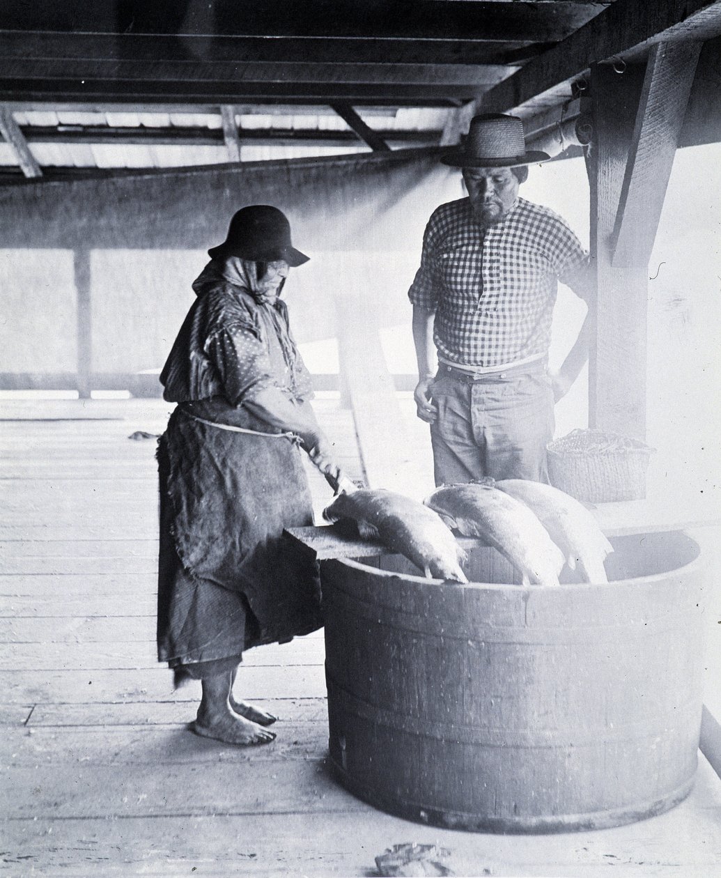 Indian Salmon Cleaner, lähellä New Westminsteriä, Brittiläinen Kolumbia (Kanadan maakunta) tekijältä William Notman