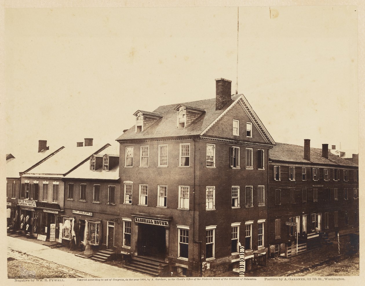 Marshall House, Alexandria, Virginia, elokuu 1862 (albumiiniprintti kiinnitetty kudospaperille) tekijältä William Redish Pywell