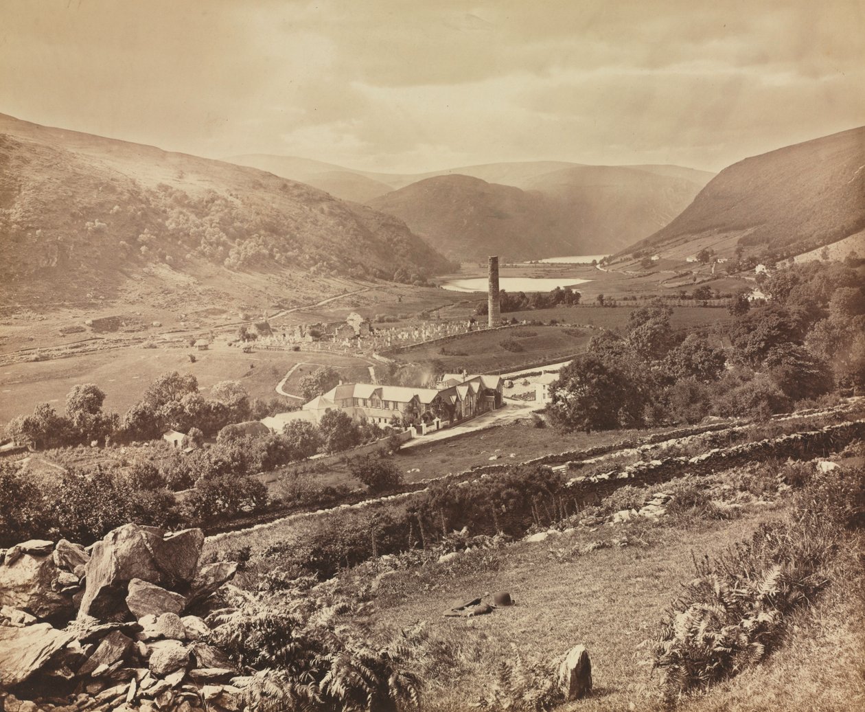 The Valley of Glendalough, County Wicklow, Irlanti, n. 1864. tekijältä William Russell Sedgfield