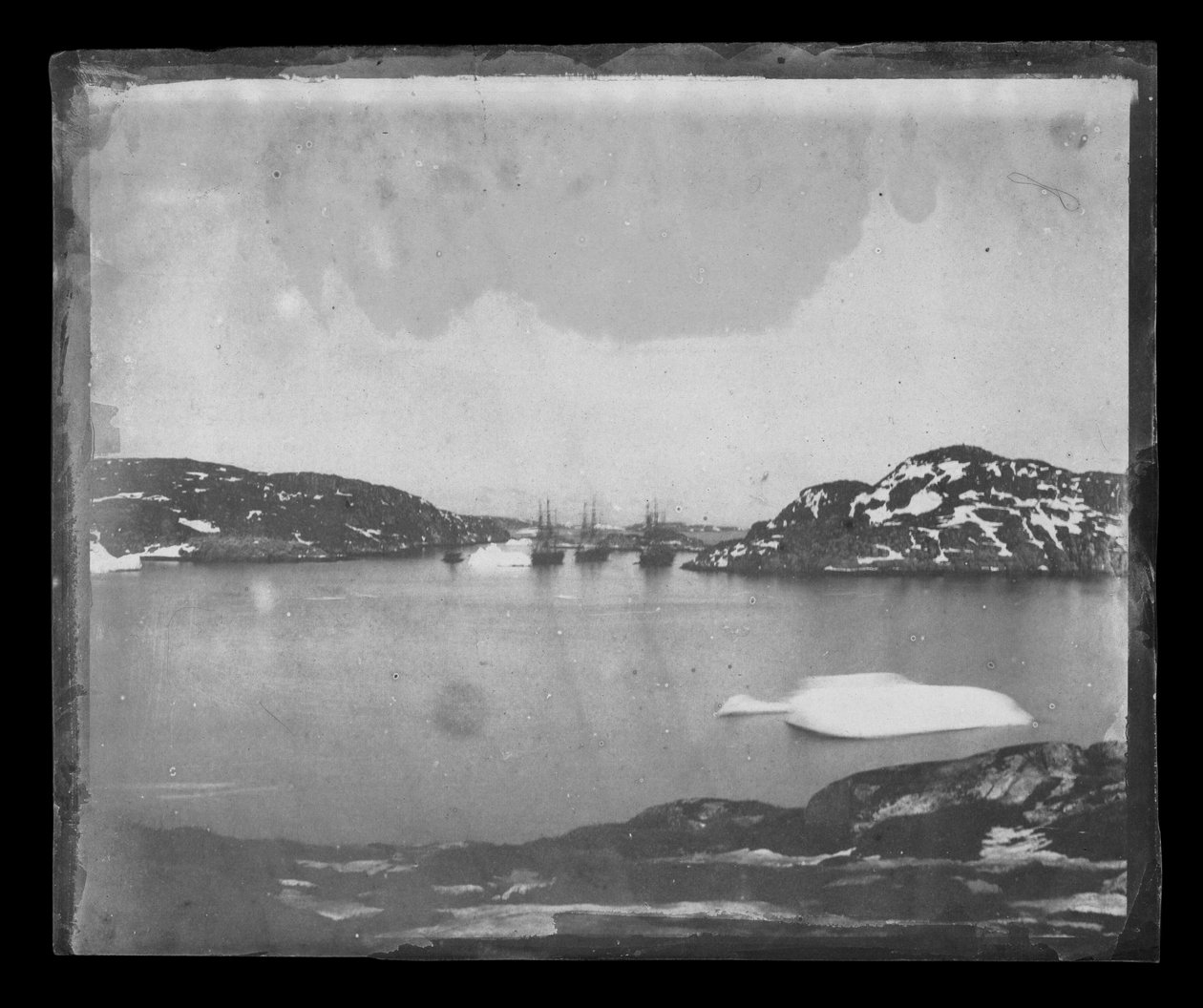 Näkymä lahden poikki kohti kapteeni Belcherin komennossa olevia Franklinin etsintäaluksia. tekijältä William Thomas Domville