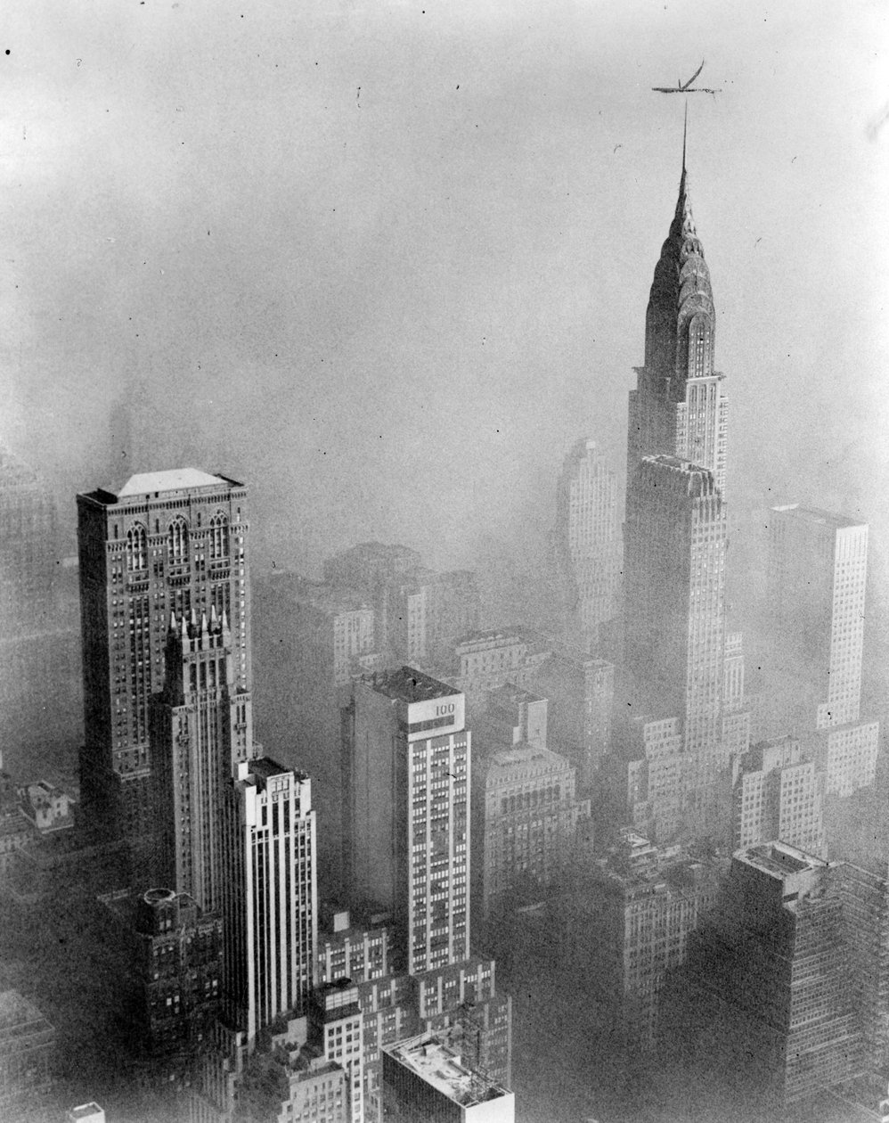 Savusumu peittää näkymän Chrysler Buildingiin Empire State Buildingista, New York Cityssä tekijältä William Van Alen