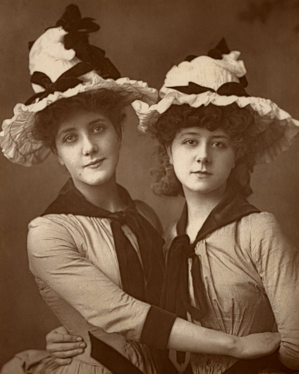 Two Roses, Maude Millett ja Annie Hughes, brittiläiset näyttelijät, 1888 tekijältä William and Daniel Downey
