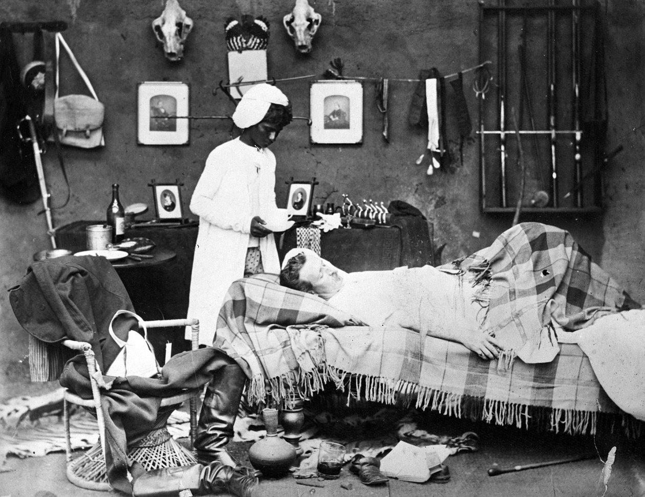 Poika tuo aamuteetä isännälleen, Intia, noin 1870-luku. tekijältä Willoughby Wallace Hooper