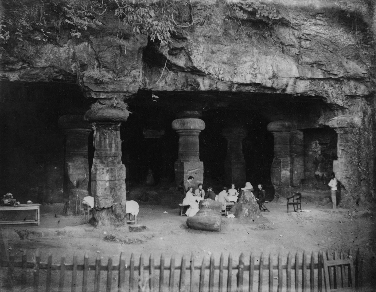Intia: piknik Elephanta Cavesin sisäänkäynnillä lähellä Bombayta, 1870-luku tekijältä Willoughby Wallace Hooper