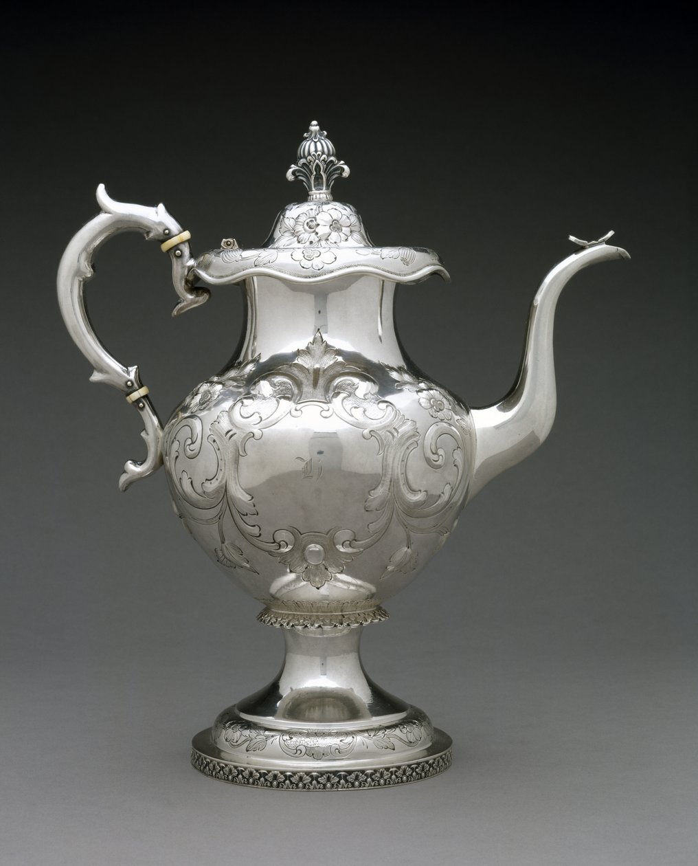 Teekannu, c. 1845-1872 (hopea) tekijältä Wood and Hughes (attr.to)