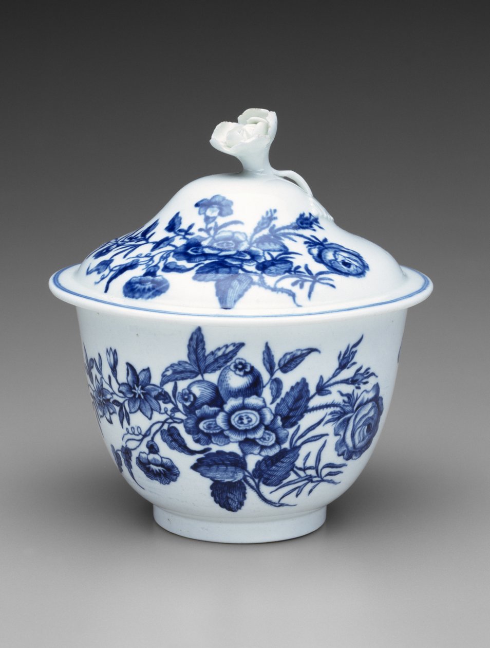 Katettu sokerikulho, n. 1760-1780 (pehmeää posliinia) tekijältä Worcester Porcelain Manufactory