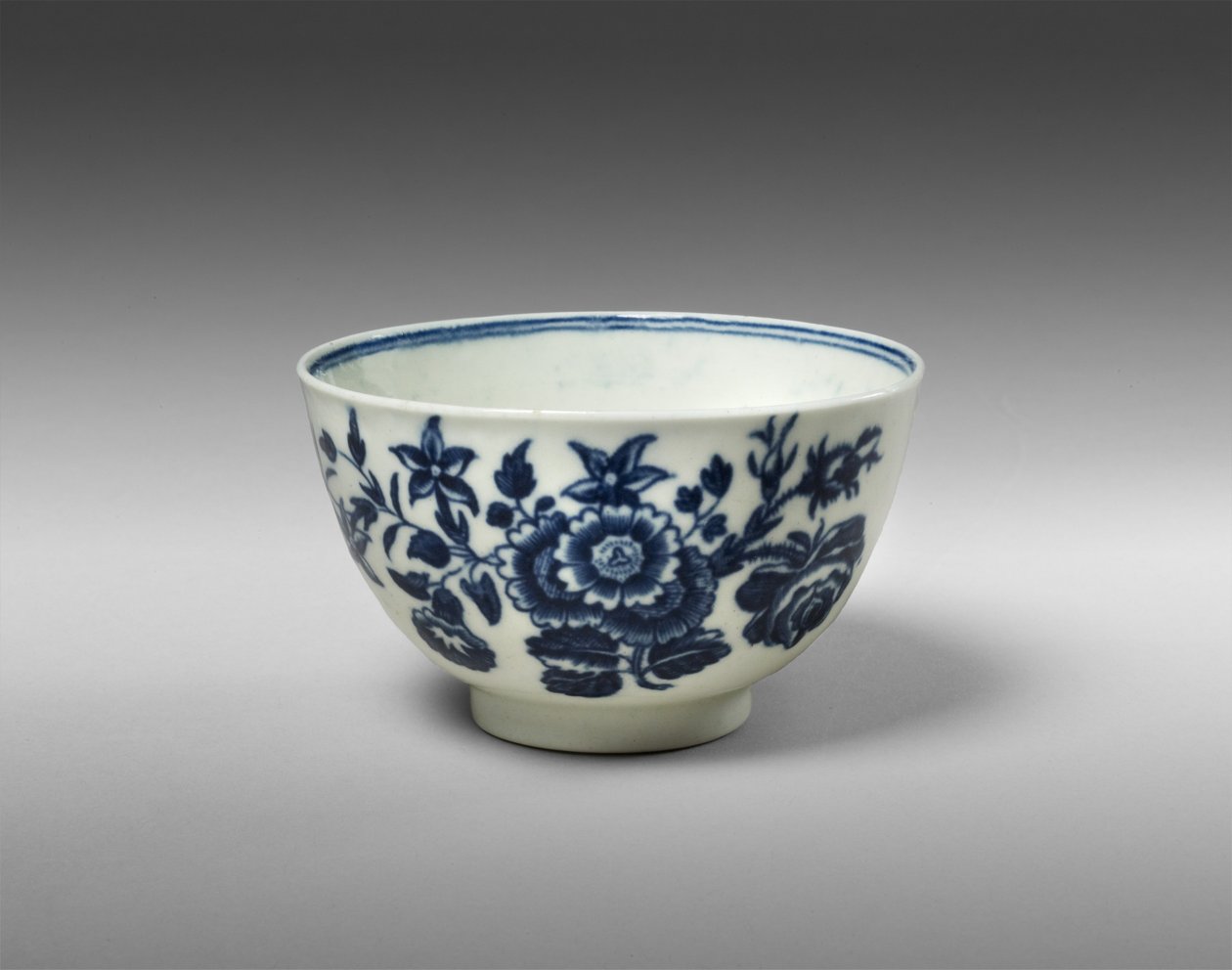 Teekulho, c. 1770-1783 (pehmeää posliinia siirtopainatuksella) tekijältä Worcester Porcelain Manufactory