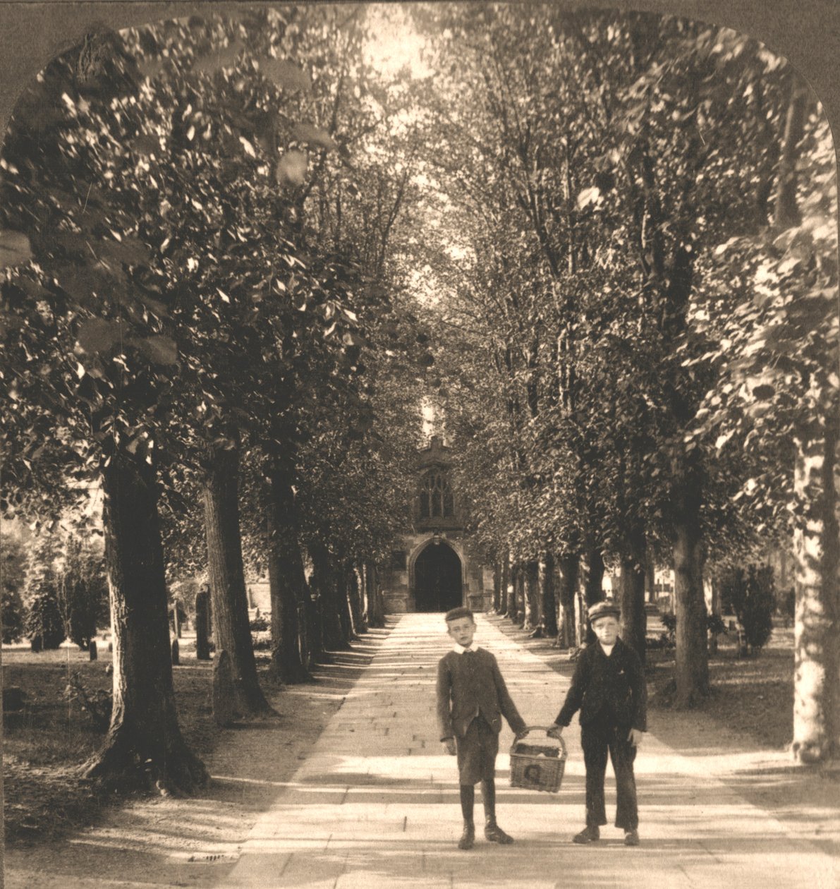 Approach to Trinity Church, Stratford on Avon, Englanti, 1905. tekijältä Works and Sun Sculpture Studios