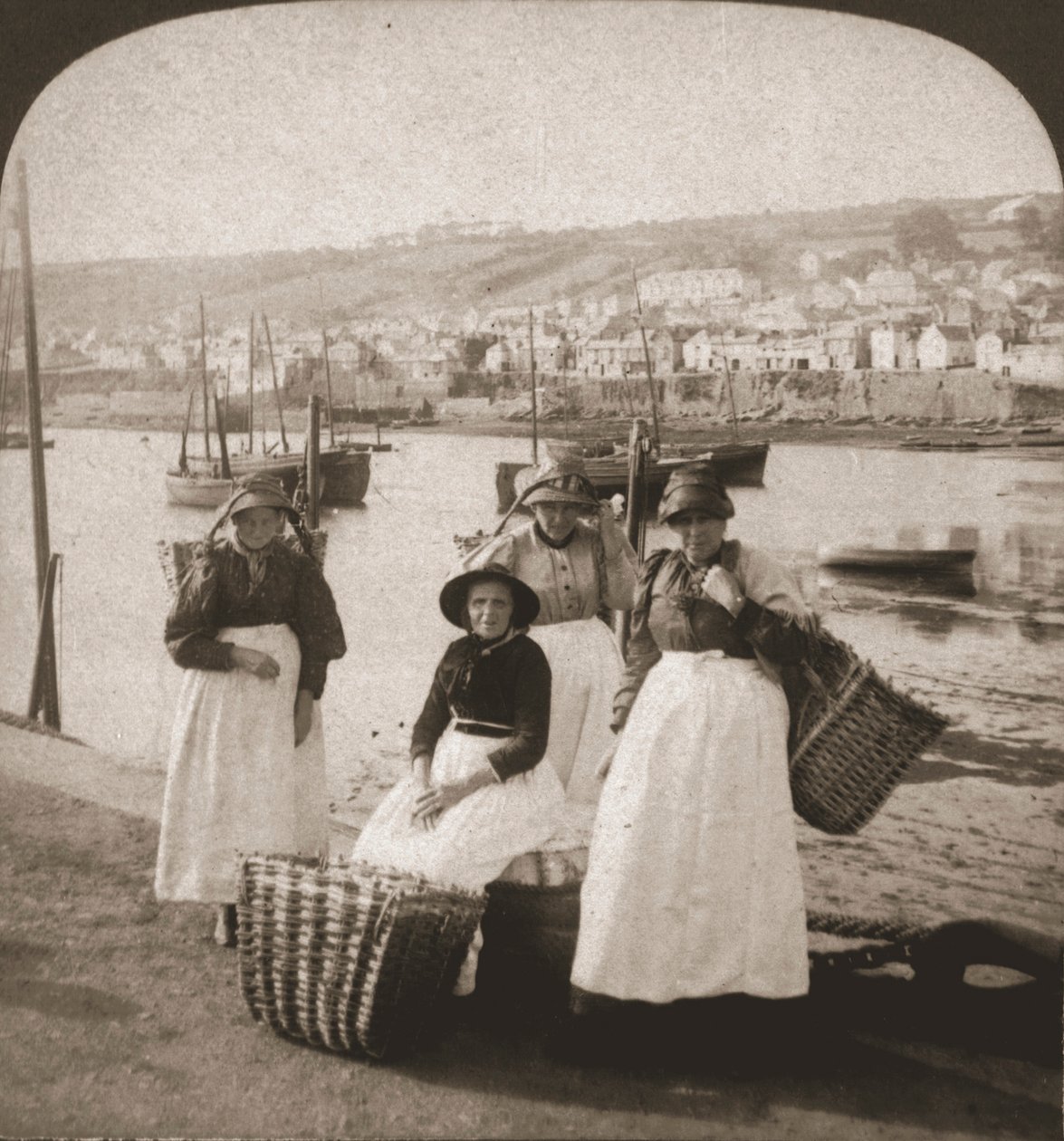 Fishwives Newlynissä, Cornwallissa, 1900. tekijältä Works and Sun Sculpture Studios