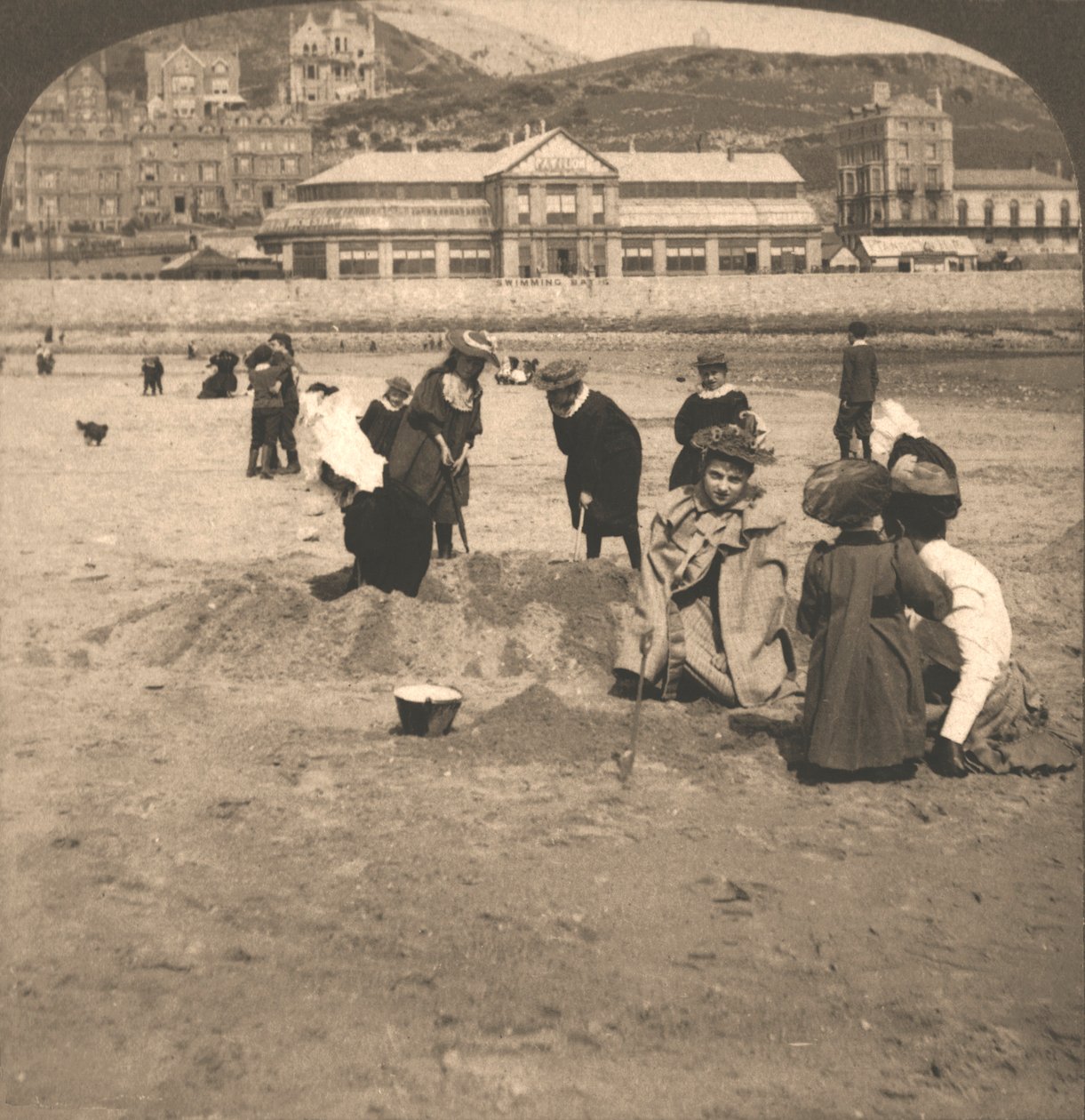 Rannalla Llandudnossa, Walesissa, 1894. tekijältä Works and Sun Sculpture Studios