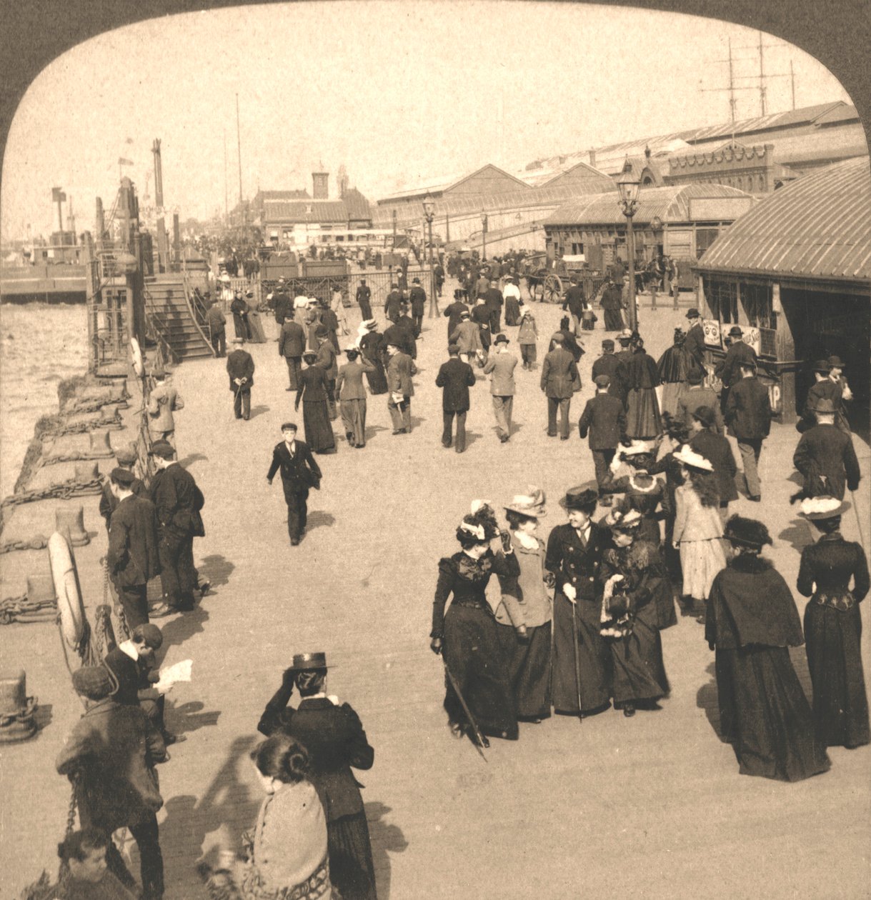 Ocean Steamship Landing, Liverpool, Englanti, 1901. tekijältä Works and Sun Sculpture Studios