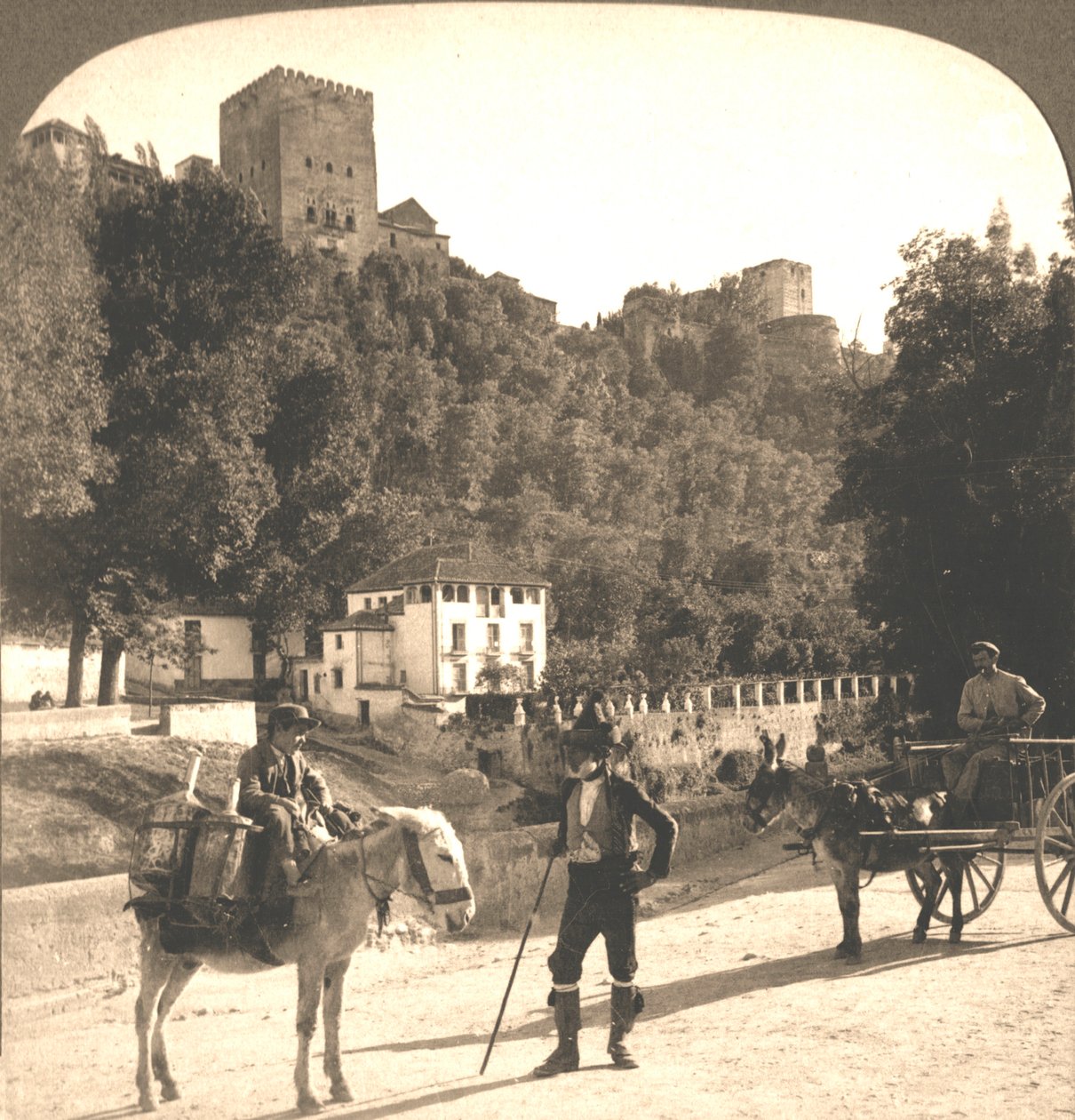 Alhambran seinät ja tornit, Granada, Espanja, 1896. tekijältä Works and Sun Sculpture Studios