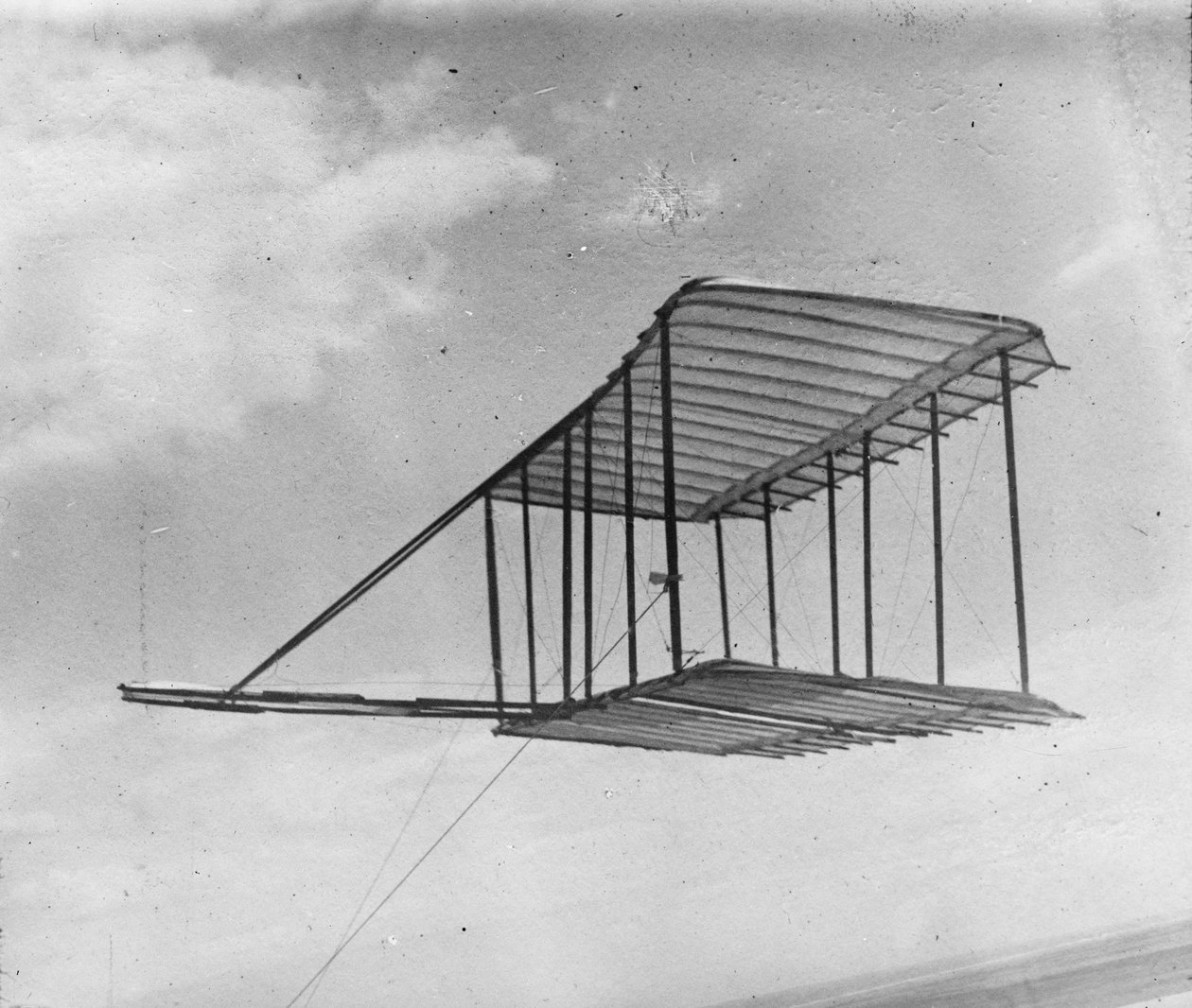 Näkymä purjelentokoneesta, joka lensi leijana, 1900 tekijältä Wright Brothers