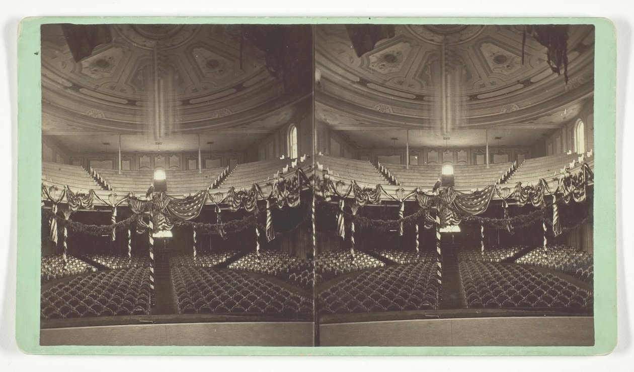 Nimetön [USA:n lipuilla koristeltu auditorio], 1800-luvun loppu. tekijältä Wright and Hartwell