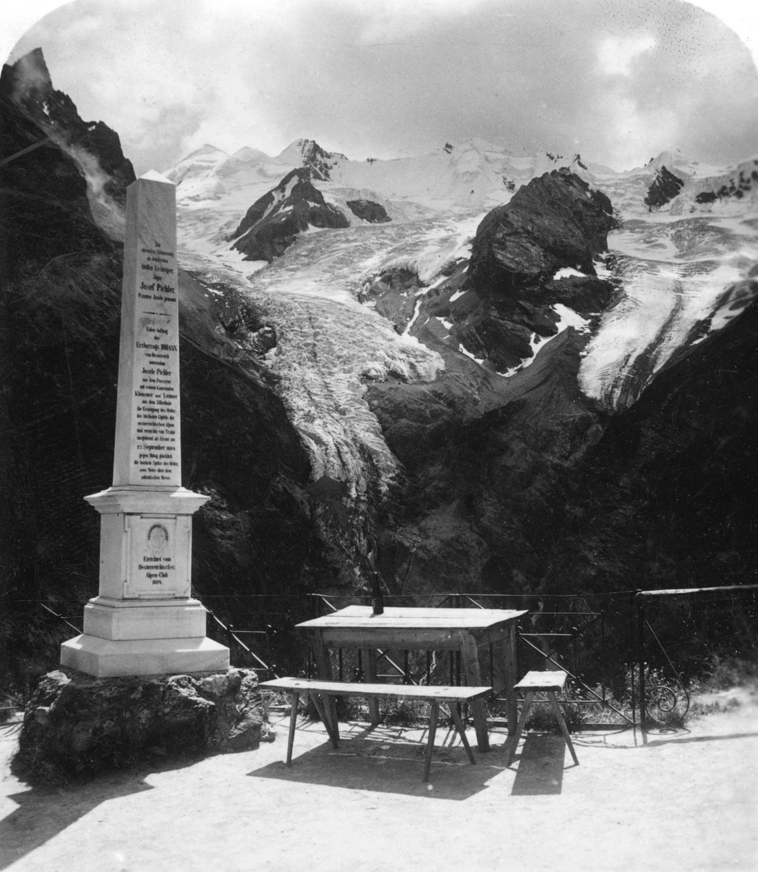 Muistomerkki Stilfserjoch Strassella, Weisse Knottissa, Tirolissa, 1900-luku. tekijältä Wurthle and Sons