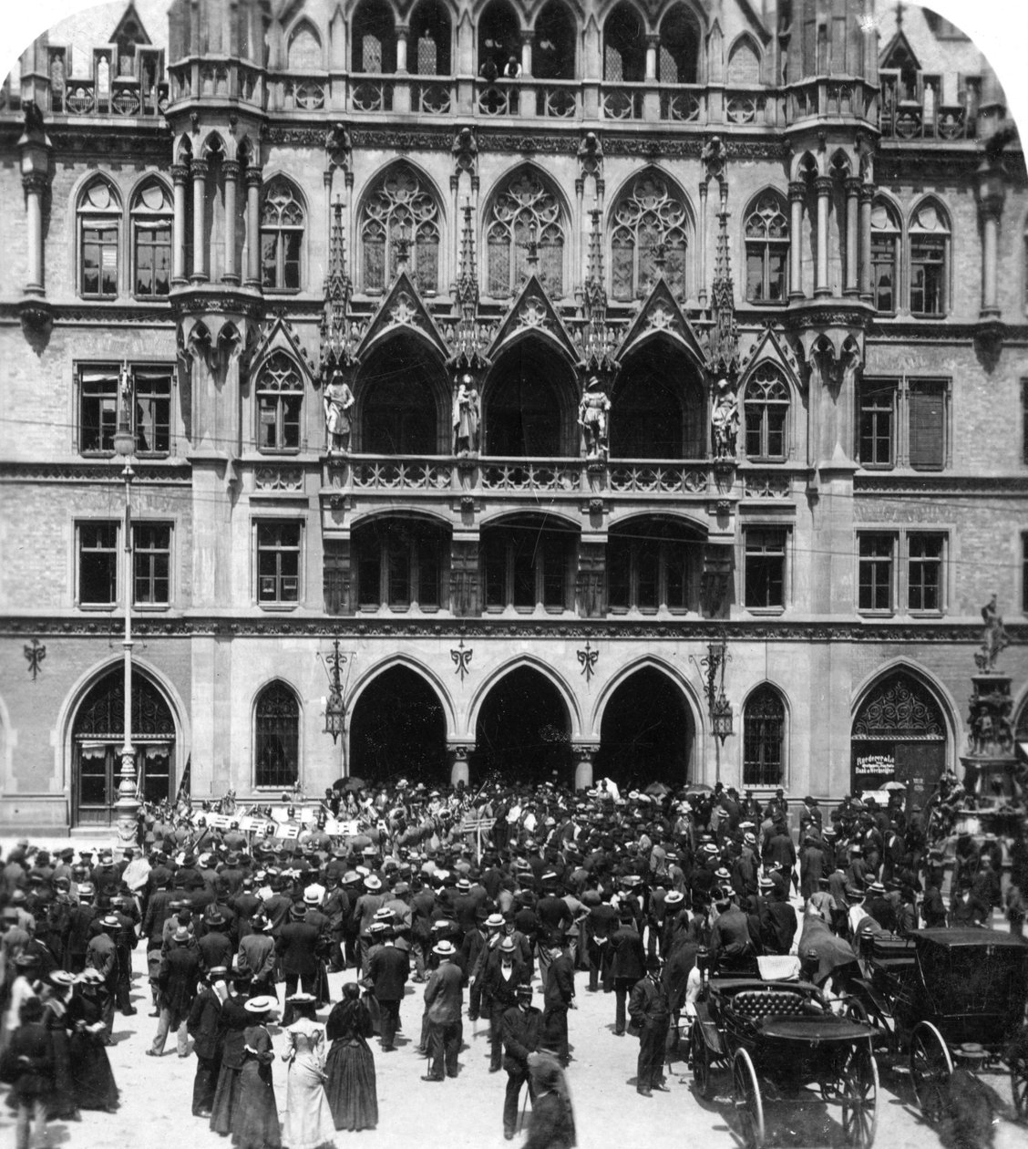 Ulkokonsertti kaupungintalolla, Münchenissä, Saksassa, 1900-luku. tekijältä Wurthle and Sons