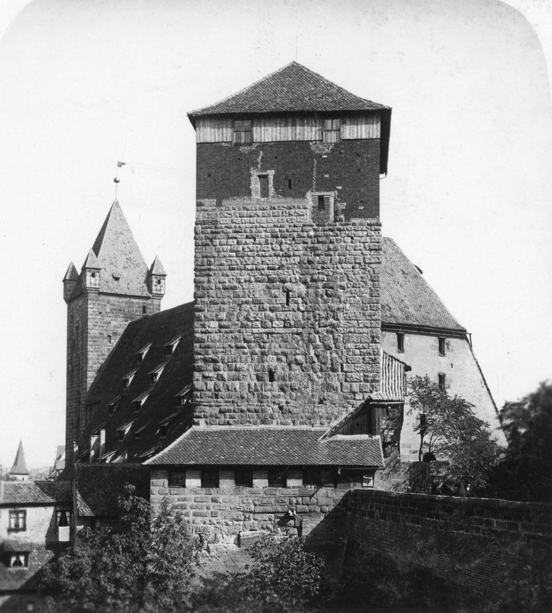 Viisikulmainen torni Funfeckiger Thurm, Kaiserstallung, Nürnberg, Saksa, 1900-luku. tekijältä Wurthle and Sons