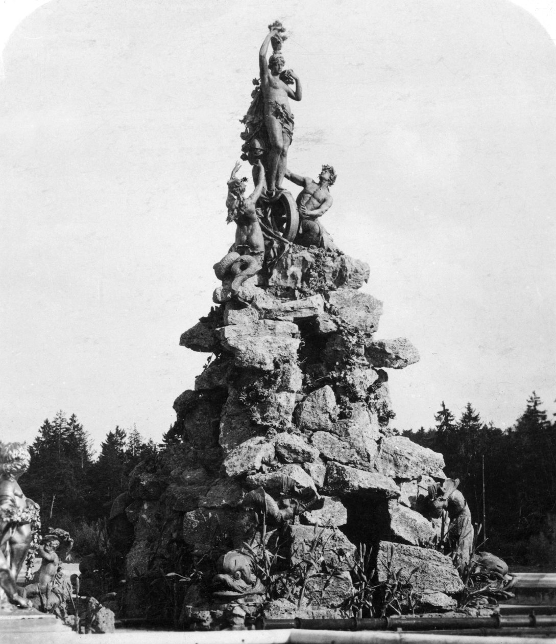 Suihkulähde Herrenchiemseen palatsissa, Baijerissa, Saksassa, 1900-luku. tekijältä Wurthle and Sons