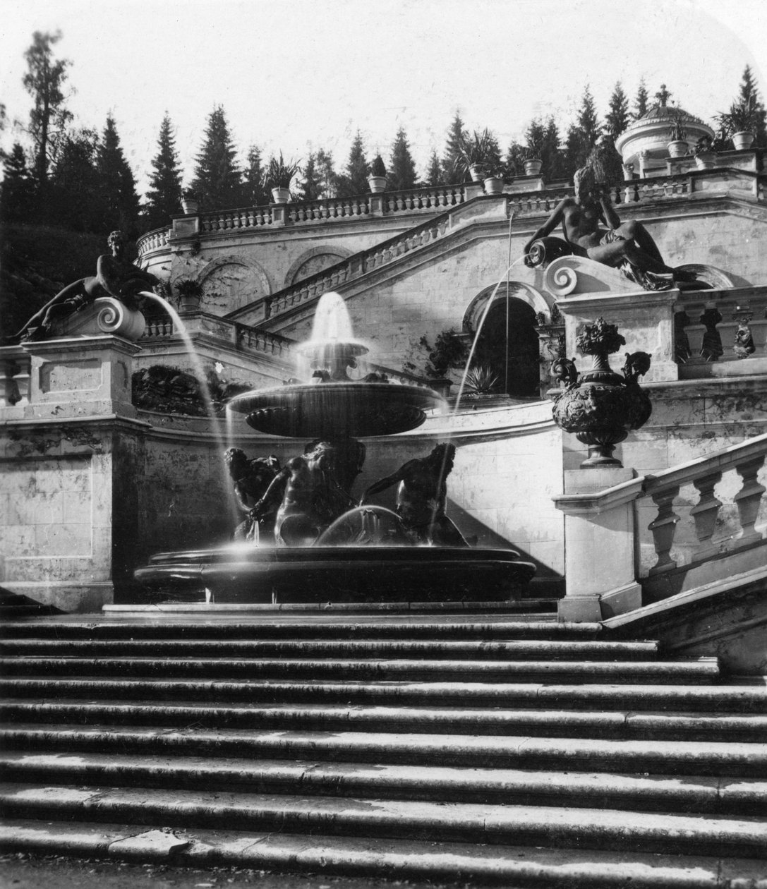 Suihkulähde Linderhofin palatsissa, Baijerissa, Saksassa, 1900-luku. tekijältä Wurthle and Sons