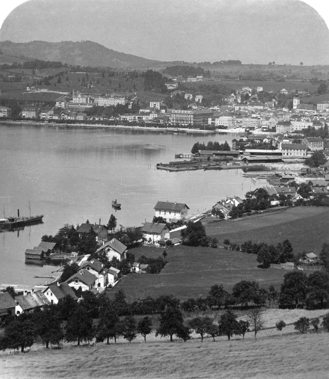Järvenranta Gmundenissa, Salzkammergutissa, Itävallassa, 1900-luku. tekijältä Wurthle and Sons
