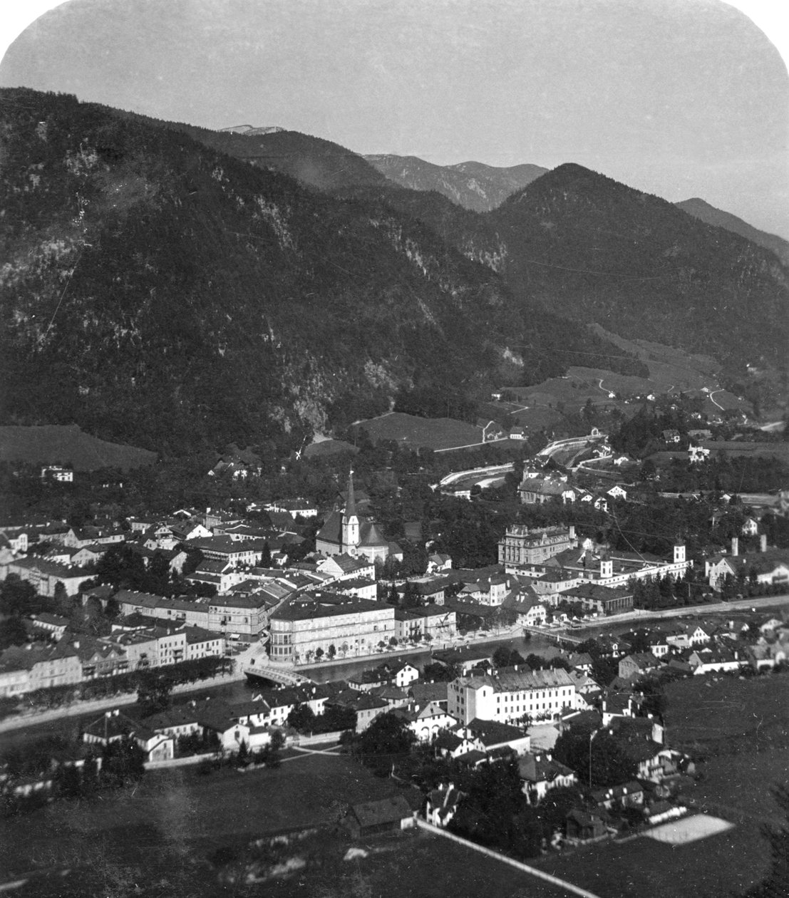 Trauntalin laakso, lähellä Bad Ischliä, Salzkammergut, Itävalta, 1900-luku. tekijältä Wurthle and Sons
