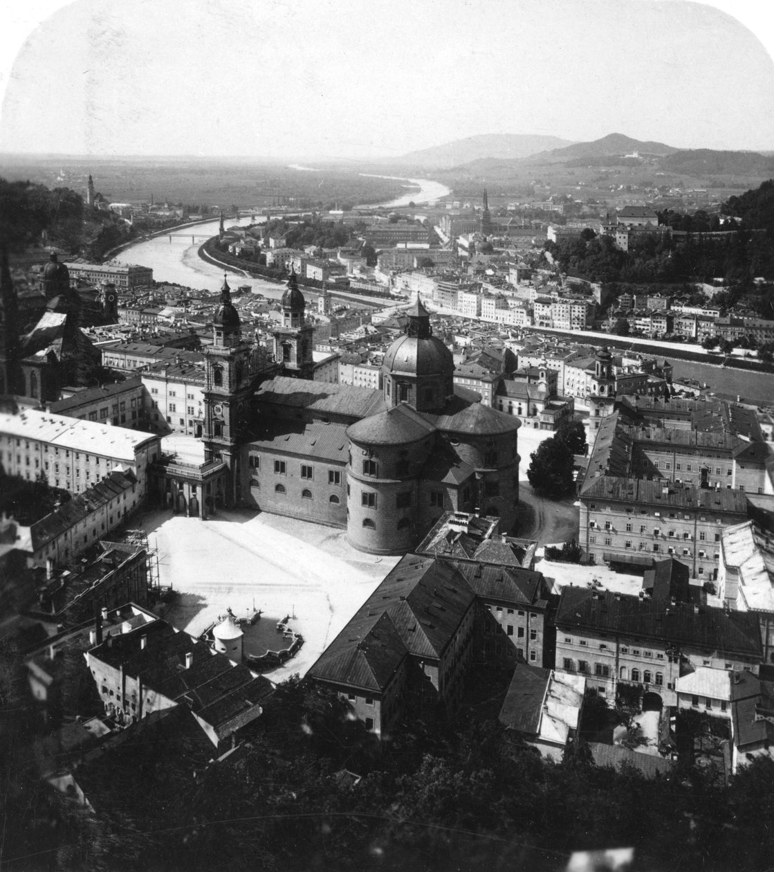 Näkymä Salzburgiin Hohensalzburgin linnoituksesta, Salzburg, Itävalta, 1900 tekijältä Wurthle and Sons