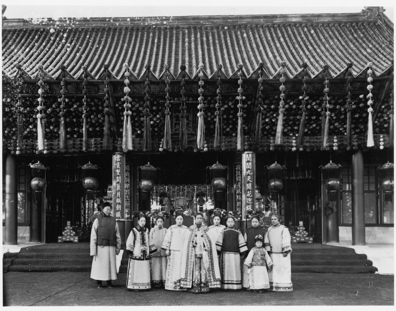 Keisarinna Dowager Cixi palvelijoineen Paiyunmenin edessä, Kesäpalatsi, Peking, n. 1905 (bw kuva) tekijältä Xun Ling